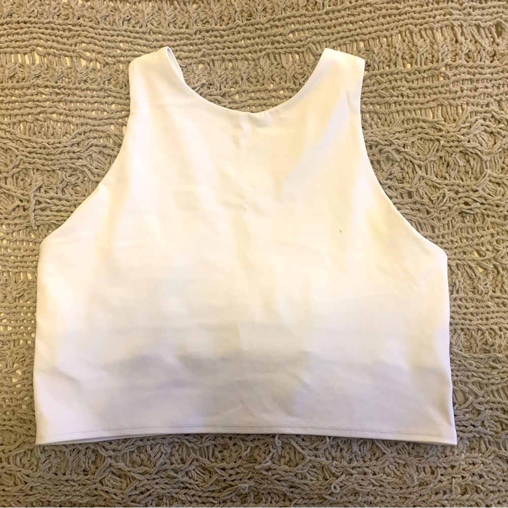 NWOT🎉 athleta white conscious crop workout top